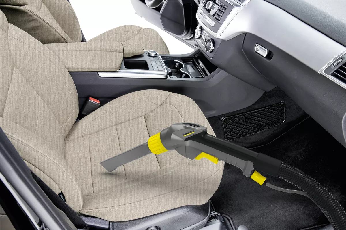 Čiscenje avtomobila z najetim globinski sesalcem